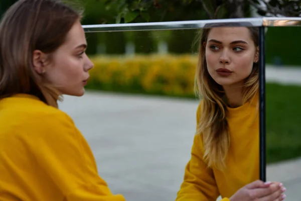 Mujeres al aire libre en el parque de la ciudad paseo ocio — Foto de Stock