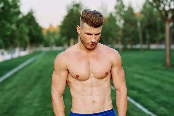 Mann treibt Sport im Park im Freien Cardio CrossFit — Stockfoto