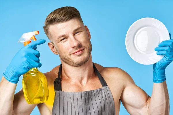 Pumped up man in apron washing dishes service — Stock Photo, Image