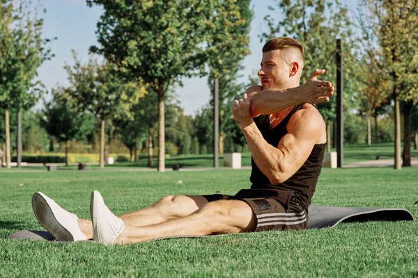 Sports man parks workout fitness outdoors lifestyle — Stock Photo, Image