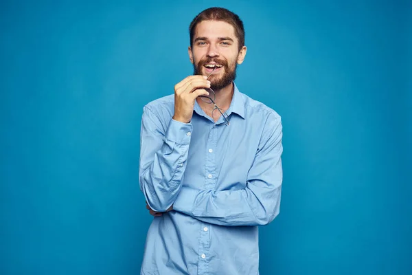 Zakenman met bril emoties blauw achtergrond — Stockfoto