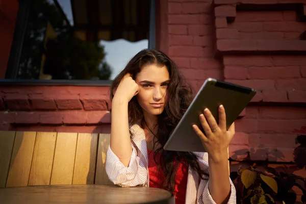 Mujer en un café de verano aprendiendo con una tableta Estilo de vida — Foto de Stock