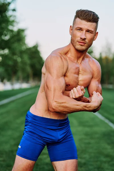 Hombre con bombeado cuerpo muscular al aire libre ejercicio de salud — Foto de Stock