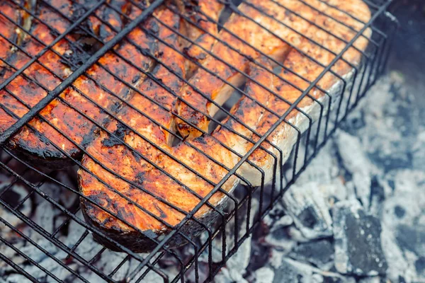 Gotowanie ryby na zewnątrz grill zbliżenie węgiel drzewny mączka — Zdjęcie stockowe