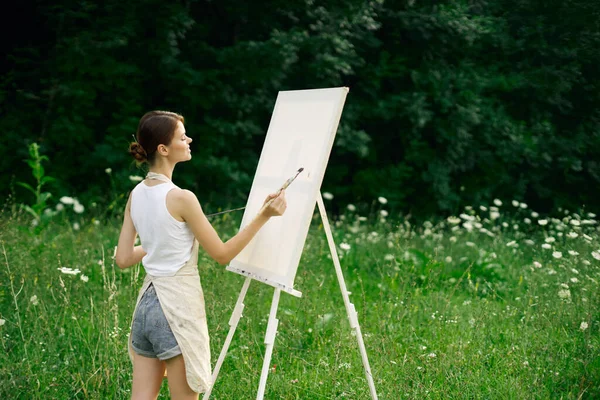 Женщина художник с палитрой красок рисования мольберта природы хобби — стоковое фото
