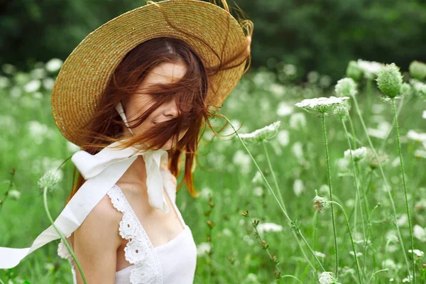 Femme avec chapeau robe blanche fleurs nature détente — Photo