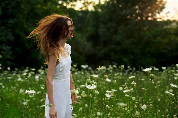 하얀 옷을 입은 아름다운 여인 이 자유를 꽃피운다 — 스톡 사진