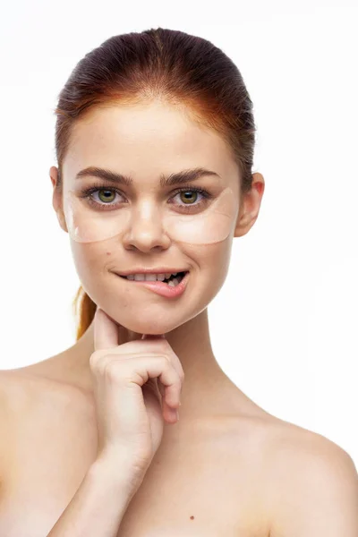 Fröhliche Frau nackte Schultern klare Haut Gesichtsmaske — Stockfoto