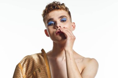 Kadın makyajlı bir adam transseksüel Lgbt topluluğuna poz veriyor.