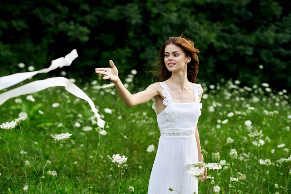 Mujer alegre al aire libre flores libertad verano naturaleza — Foto de Stock