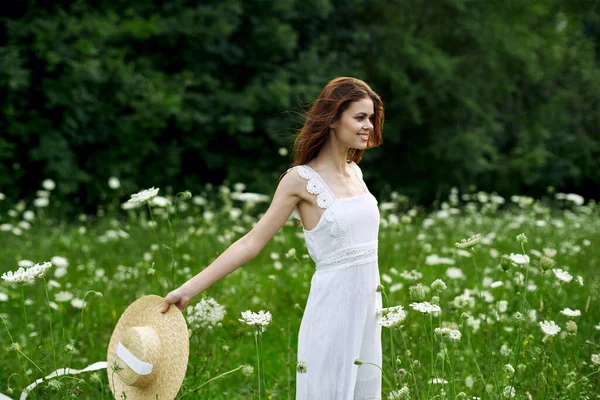 Mulher de chapéu vestido branco flores campo natureza — Fotografia de Stock