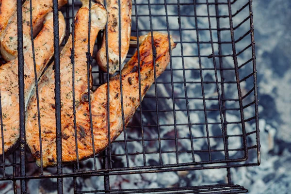 Grigliate di pesce barbecue carbone cottura natura estate — Foto Stock