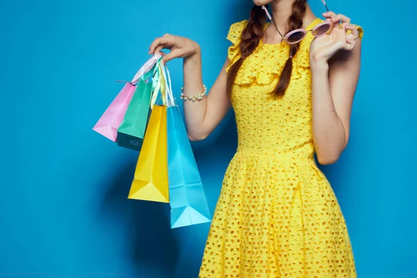 Sorridente donna shopping intrattenimento stile di vita isolato sfondo — Foto Stock