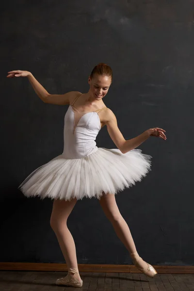 Bailarina danza clásico rendimiento el fondo oscuro — Foto de Stock