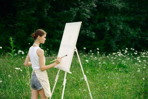 Femme artiste avec palette de peintures dessin chevalet nature passe-temps — Photo