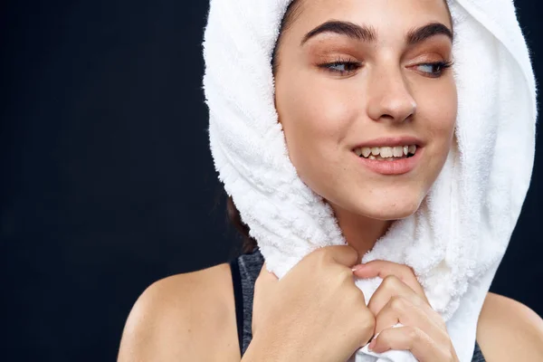 수건을 사용하여 건강에 도움이 되는 생활 방식을 추구하는 여성 — 스톡 사진