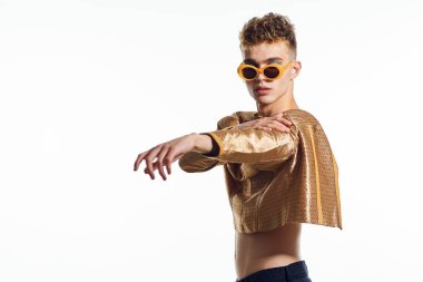 Kadın makyaj transseksüeli olan bir adam moda dünyasına poz veriyor.