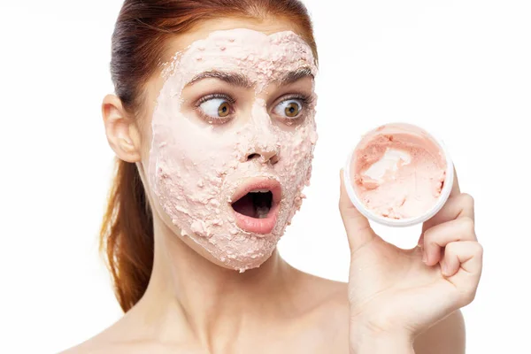 Эмоциональная женщина крем для лица маска голые плечи здоровье — стоковое фото