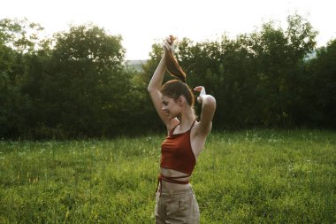 Güzel kadın doğa, temiz hava manzarası.