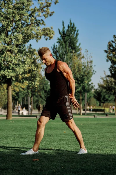 Sport homme dans le parc exercice fitness cardio — Photo