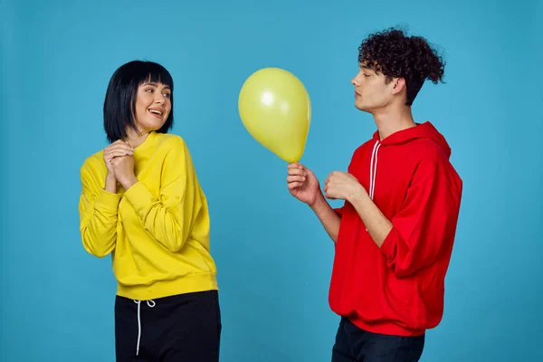 Jong paar in modieuze kleding poseren samen emoties levensstijl — Stockfoto