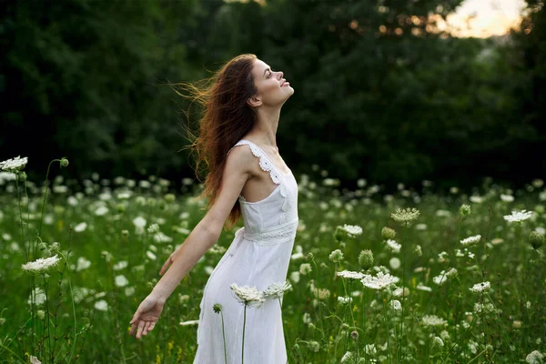 Glad kvinna utomhus blommor frihet sommar natur — Stockfoto