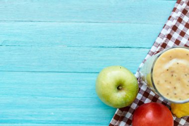 Meyve suyu, tatlı kokteyl, içki, vitaminler.