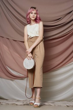 Güzel kadın pembe saç süslemesi yaz tarzı moda.