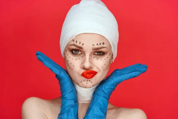 Női beteg kék kesztyűs fecskendőben a kezében kontúr az arcfelvarrás stúdió életmód — Stock Fotó