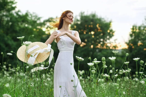 Femme en robe blanche fleurs liberté marcher air frais — Photo