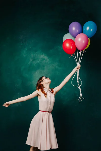 Mujer alegre con globos de colores diversión de vacaciones —  Fotos de Stock