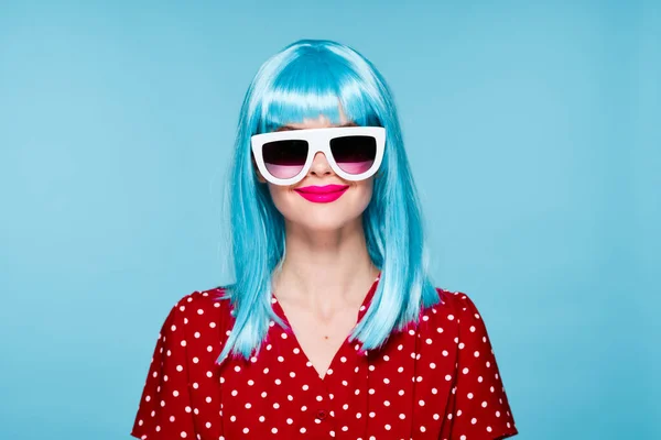 Wesoła kobieta w niebieskich perukach Okulary Glamor makijaż — Zdjęcie stockowe