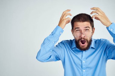 Sakallı adam yöneticisi hafif arkaplan pozu veren duygular üzerinde çalışır