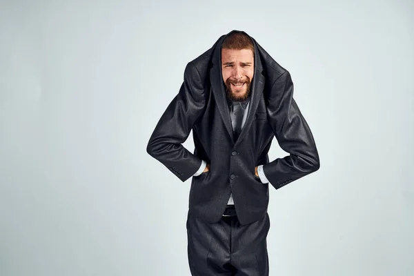 Obchodní muž v obleku představuje pracovní úspěch výkonný — Stock fotografie