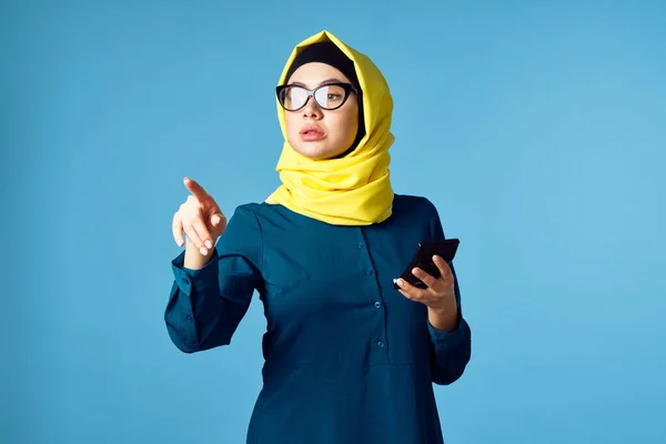Donna in giallo hijab tecnologia calcolatrice lavoro finanza — Foto Stock