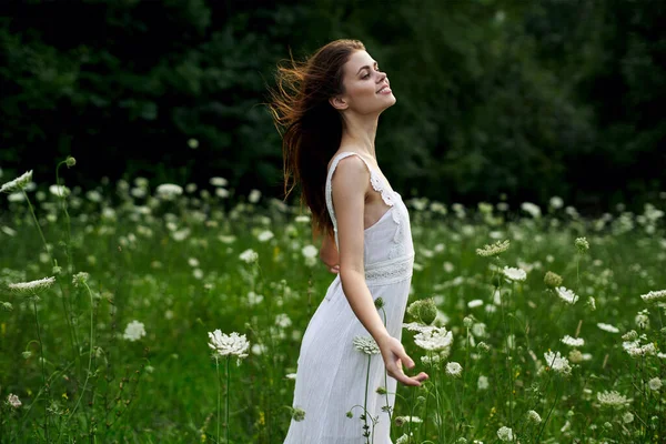 Bella donna in abito bianco campo fiori libertà natura — Foto Stock