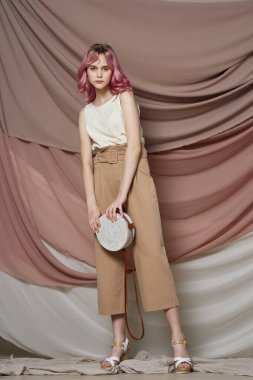 Güzel kadın pembe saç süslemesi yaz tarzı moda.
