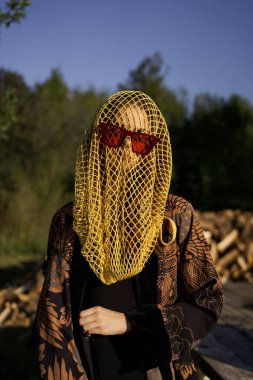 Güneş gözlüğü takan güzel bir kadın.