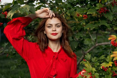 Yazın çalıların yanında güzel bir kadın.