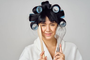 Beyaz bornozlu ev hanımı mutfak eşyaları izole edilmiş arka plan.