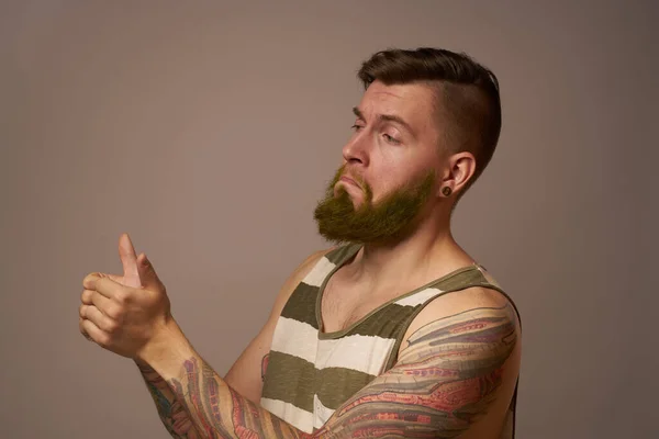 国大胡子男子，手臂上有条纹的嬉皮士纹身 — 图库照片