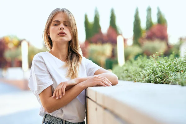 Zakelijke vrouw in een cafe buiten frisse lucht zomer — Stockfoto