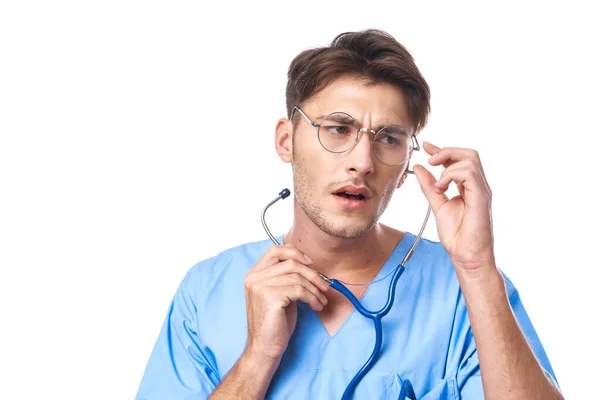 Uomo in uniforme medica indossando occhiali stetoscopio posa sfondo isolato — Foto Stock