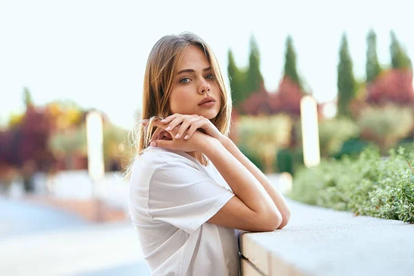 Mulher bonita posando estilo de vida rua andar diversão — Fotografia de Stock