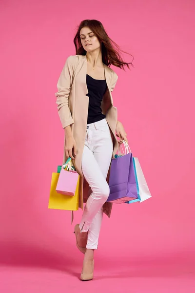 Csinos nő csomagokkal a kezében Shopaholic elszigetelt háttér — Stock Fotó