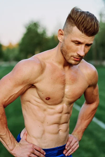 Homme avec pompé corps musclé en plein air séance d'entraînement de santé — Photo