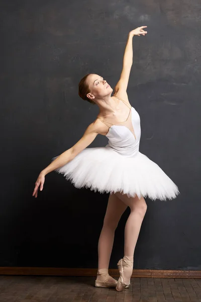 Femme ballerine dans un blanc tutu danse posant performance sombre fond — Photo