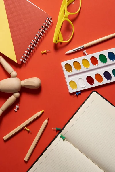 Lápis de pintura desenho suprimentos design aprendizagem fundo vermelho — Fotografia de Stock