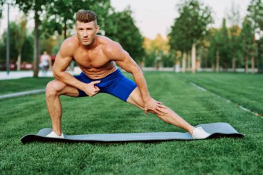 Parkta erkek sporcu kas egzersizi.