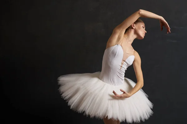 Bailarina em um branco tutu dança desempenho silhueta fundo escuro — Fotografia de Stock